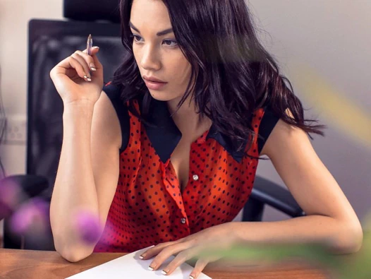 güzel nici dee ofiste soyunma