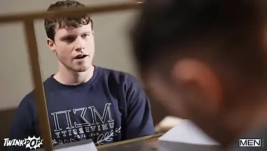 Twink pop - profesör Michael Boston favori tombul öğrenci Finn'e sert sikişiyor ve bir ibneyi paylaşıyor