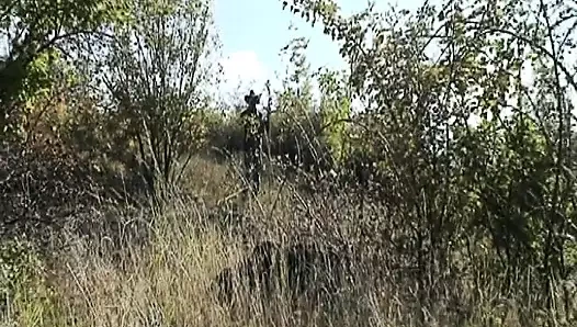 İnce sarışın genç kız açık havada kalın bir yarakla cezalandırılıyor