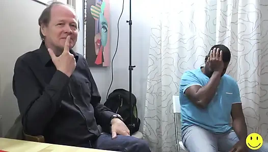 Sevimli sarışın genç kız için siyah bir yarak