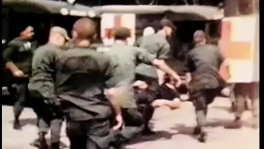 Kaslı ahbap, şımarık testiler ile sevimli esmer bebek matkaplar