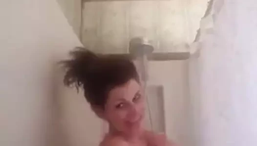 Yaşlı şık, herhangi bir erkeği becererek genç kalmaya çalışıyor!