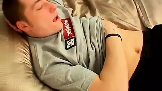 Pürüzsüz genç adam kıyafetlerini çıkarır ve mastürbasyon yapar