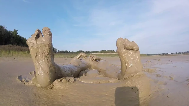 Наконец-то вернулись в карьерную грязь