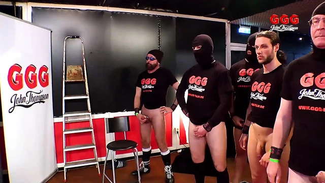 Юная суперзвезда делает гэнгбэнг с глотанием спермы