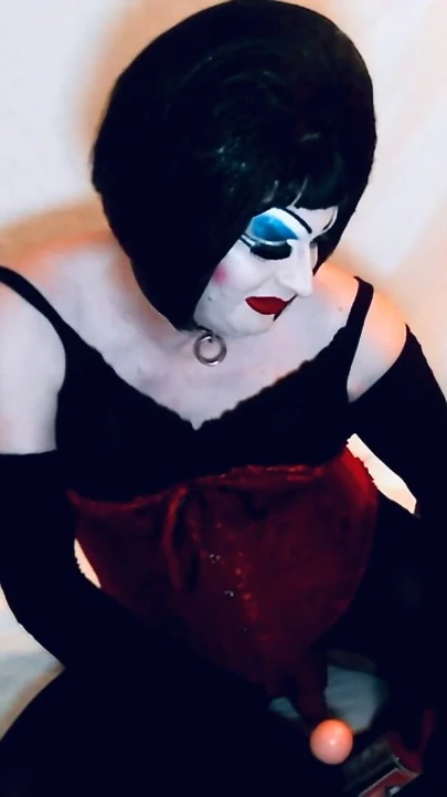 Ağır makyajlı kadın kılıklı drag queen göt tıkaçlarıyla, götten ağza oynuyor | Klip 1