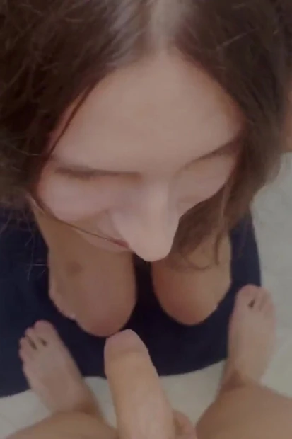 Ее утренний минет, пока писает, трахается и глотает