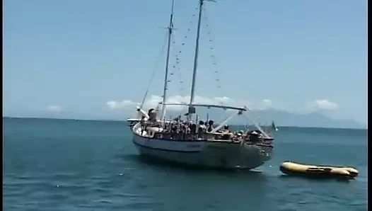 Kirli latin bir teknede sevimli yüzünün her yerine sıcak bir döl alıyor