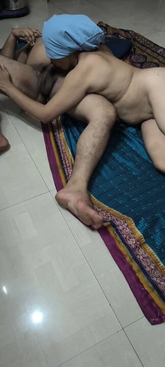 Üvey anne oğluyla tam zevk alıyor ve oynuyor