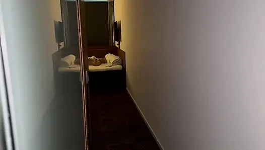 Sikişmeden önce otel odası tatmini kendisi alıyor ve beni ereksiyona sokuyor