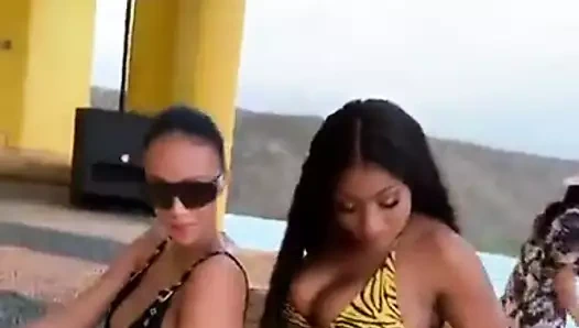 Sevimli kız daha seksi görünmek için satın almak için yanında duruyor