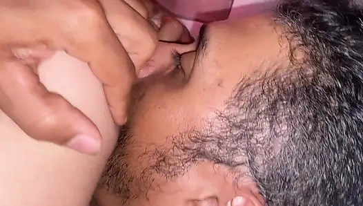 Çirkin dady'mle odayı paylaşıyorum, lordum beni iyi sikiyor ve tüm sütümü alıyor