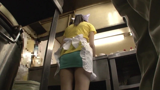 Asya dükkanındaki mutfak hizmetçisi dükkandaki her adam tarafından sikiliyor