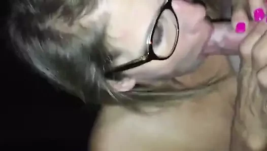 Ben onu cum kadar beni emerken gözlük takıyor