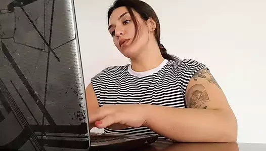 Seksi latin çalışırken kokmuş osurukları yırtıyor!