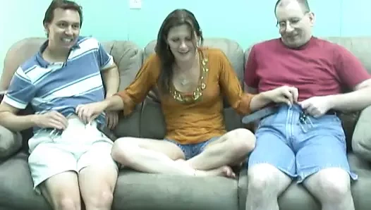 Beyaz fahişe kanepede iki yaşlı beyaz adamı emiyor