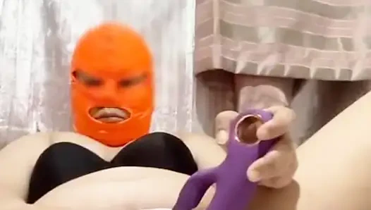 Evli kadın tek başınayken videomu izliyor