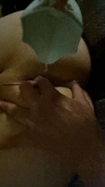 Она льет в его задницу