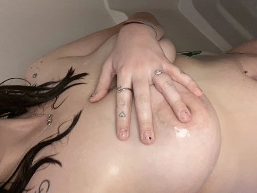 Duşta oynuyor. Tamamen çıplak ve ıslak