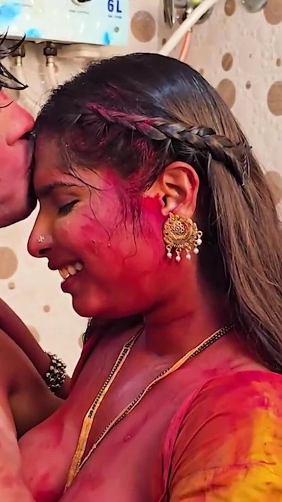 Завораживающий момент из "Специальной романтики горячей индийской пары дези Холи"