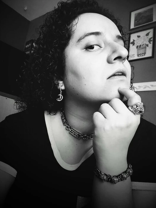 Estephania the nyx, doğal panter dişleri olan doğaüstü bir yaratık tanrıçası (vampir gibi)