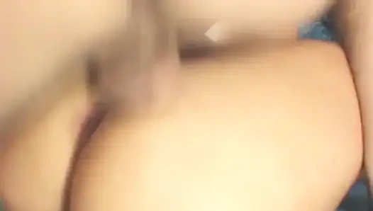 Olgun esmer orta yaşlı seksi kadın yarak emerken sert fışkırtıyor