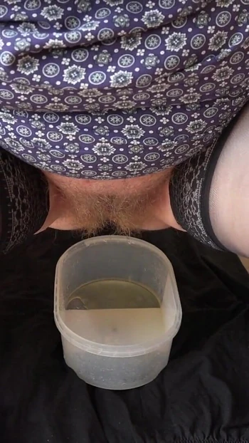 Ключевой момент из "Золотой дождь и волосатая киска, зрелая милфа с толстой задницей снимает видео для подруги-фетиша. белая девушка с большой шикарной задницей для лизания. толстушка писает"