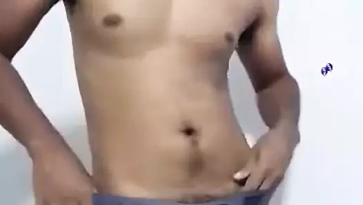 Chico jugando con su polla