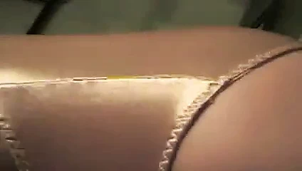 altın saten külot yakın çekim