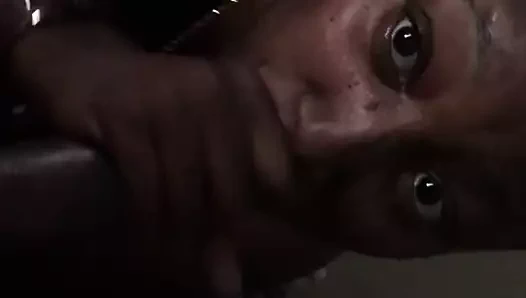 Eski ucube benim sikimi yiyor