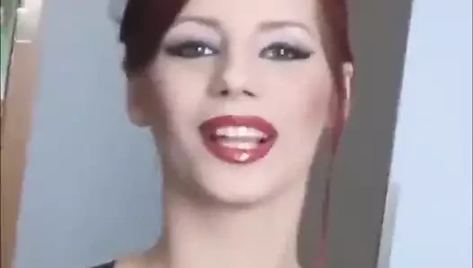 Seksi kızıl saçlı mantar içiyor