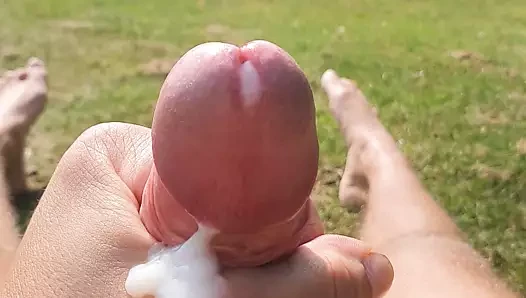 Öğle yemeğinde güneşlenirken mastürbasyon yapmak