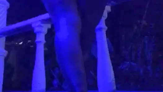 Mavi ışık altında yaramaz anne