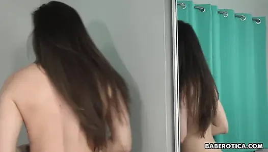 Tori Black soyunuyor ve bize sevişmek istediği tüm yerleri anlatıyor