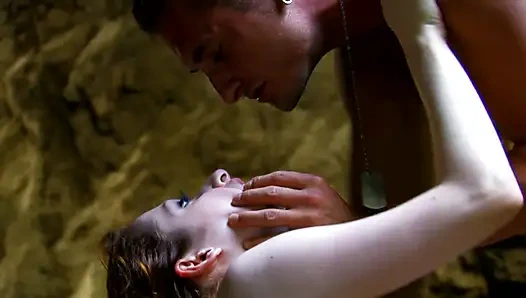 Bebeğin güzel ıslak deliği majestic yarak için geniş bir şekilde titreşiyor