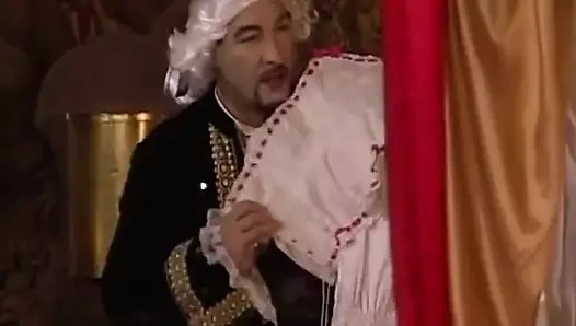 İki ateşli sarışın bayan birbirlerinin amcıklarıyla oynadıktan sonra bir yarağı paylaşmaya bayılıyor