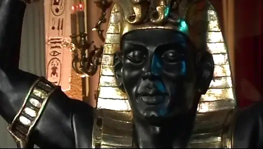 Firavun bu sürtüğü götten sikmek için uyanıyor