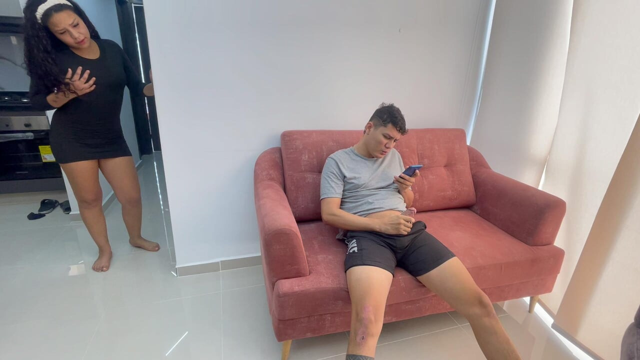 Üvey kız kardeşim beni mastürbasyon yaparken yakalıyor ben onun cep telefonu galerisini kontrol ediyorum.