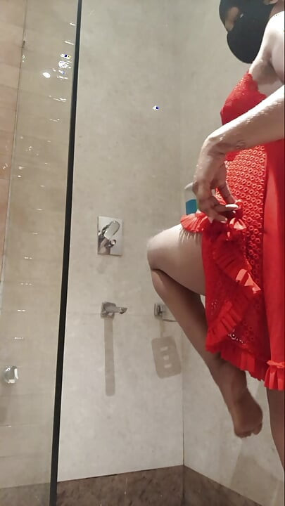 Yengenin banyo yaptıran ateşli videosu
