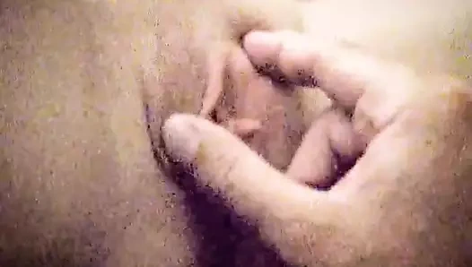 Yüksek sesle inilti ile parmak sikişi