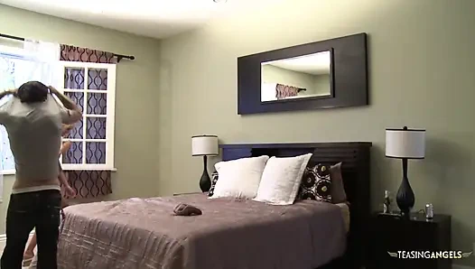 Dövmeli tatlı kız bir adamın üstüne çıkıyor ve uzun direğine biniyor