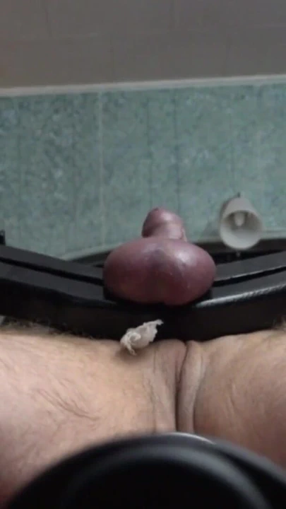 Erkek köle topta ve bilek stokunda makine sikişi ve cbt | Klip 2