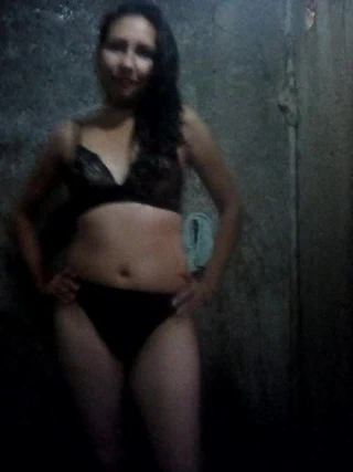 Mi prima Jenny se calienta en la ducha y me llama