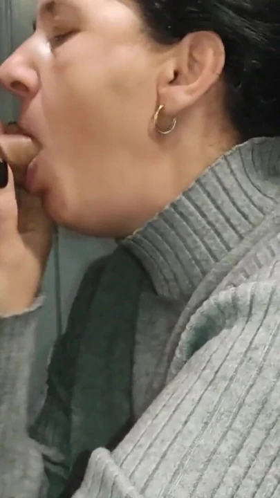 Olgun orta yaşlı seksi kadın sakso çekiyor ve ağzına boşalıyor | Klip 2