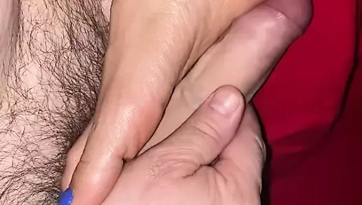 Naelor seksi mavi ojesiyle melove ayaklarına boşalıyor