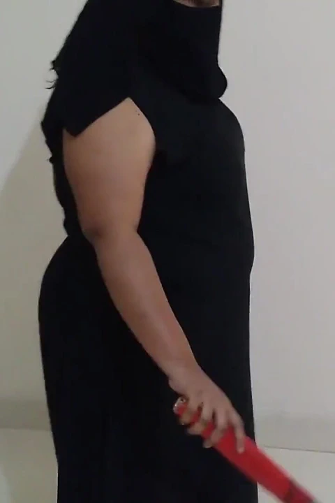 35 yaşındaki Hintli Müslüman komşu teyze evi süpürürken sikiliyor