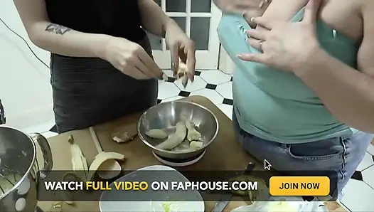 Lezbiyen çıplak edepsiz yemek yapıyor