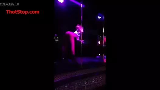 İki seksi genç kız şanslı bir arkadaş ayartmak