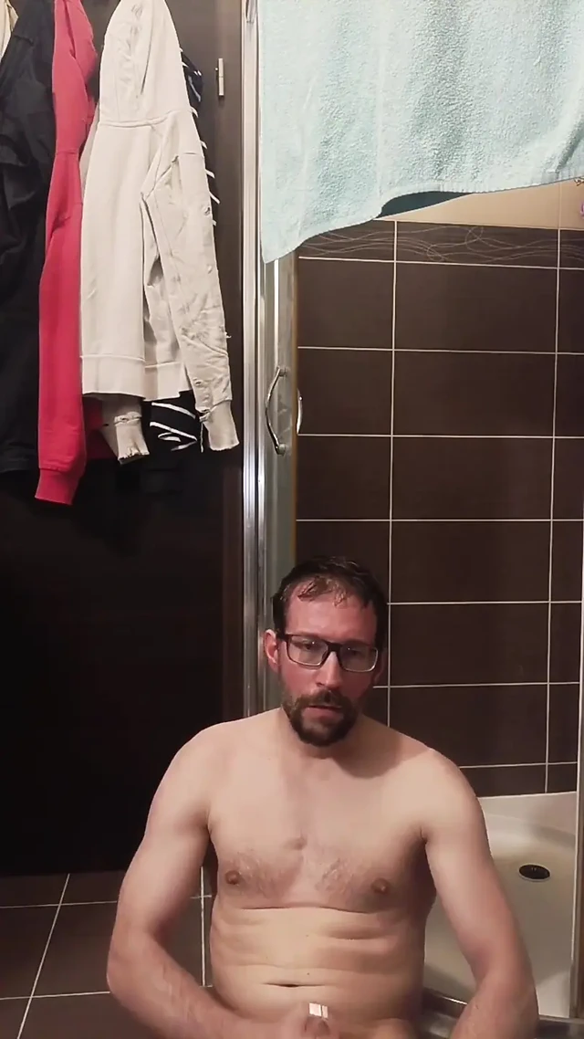 Duşta bir yarağa mastürbasyon yapıyor