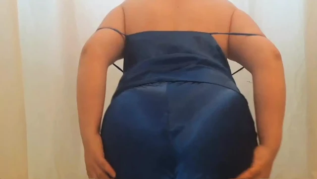 0038 Атласная пижама. Мастурбация. Оргазм.